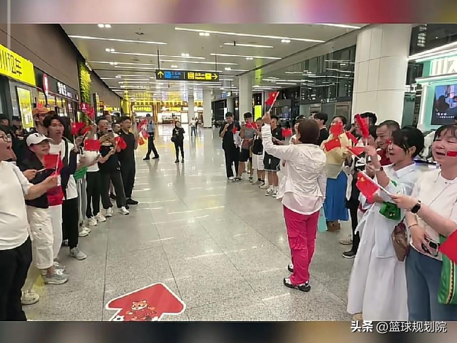 比这次辽宁球迷接机中国男篮的画面更让我感动的是评论区的评论！

沈阳桃仙机场数百