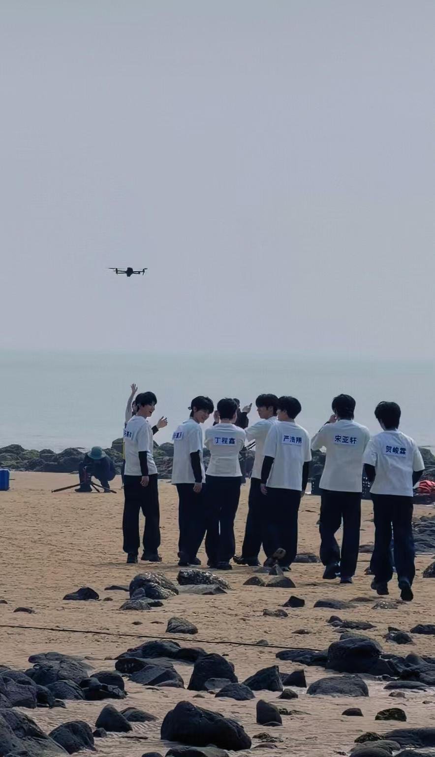 奔跑吧时代少年团海边少年感奔跑吧 没有谁比他们更适合“少年感”三个字。海口海边，