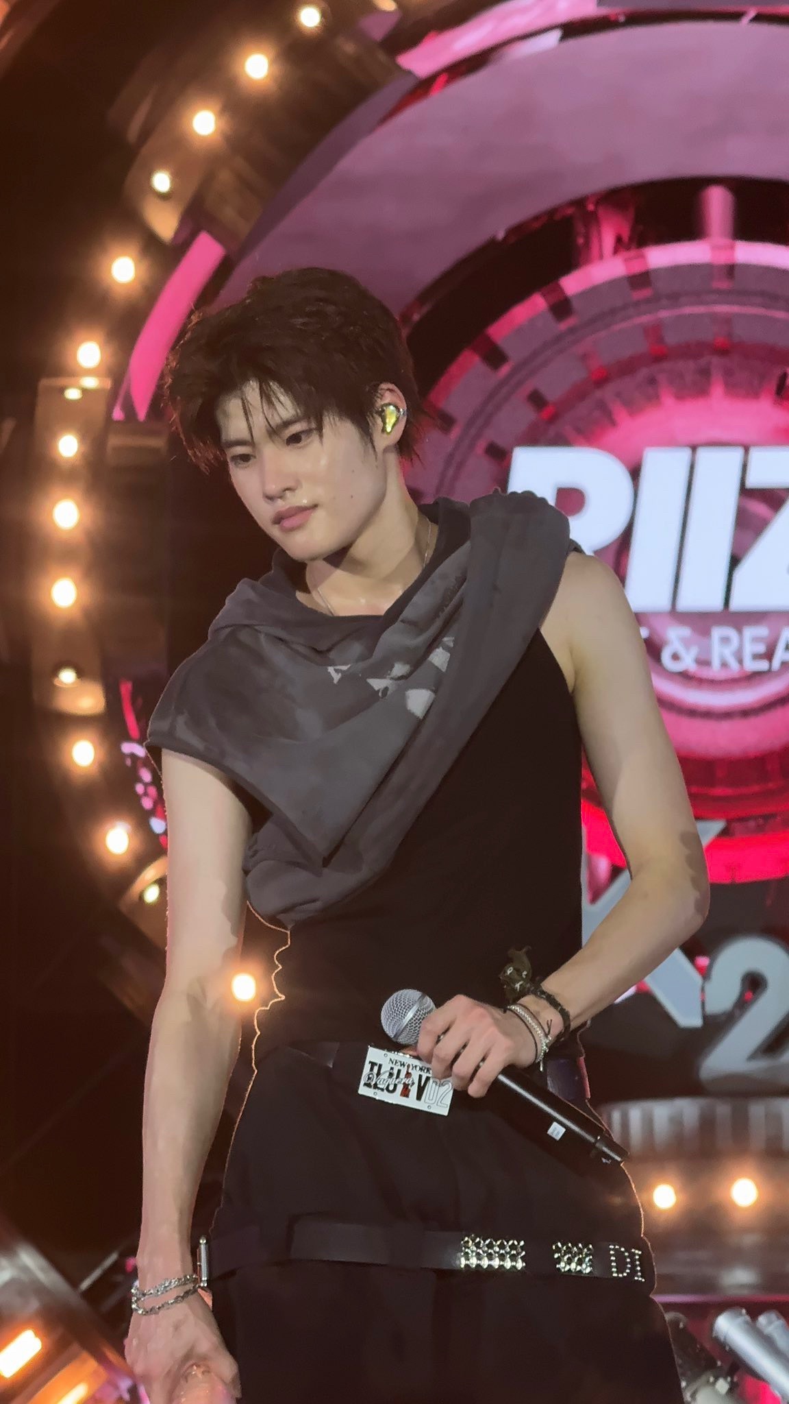 整个人都湿透了，却一点都不显得油腻腻、黏糊糊的，反而……特别水润、暖暖的，嗯……