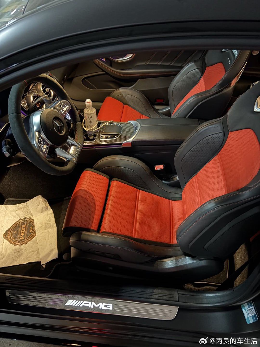 新到一台奔驰C63s coupe，好久没有看到这款车了，两门的还是帅，一万多公里
