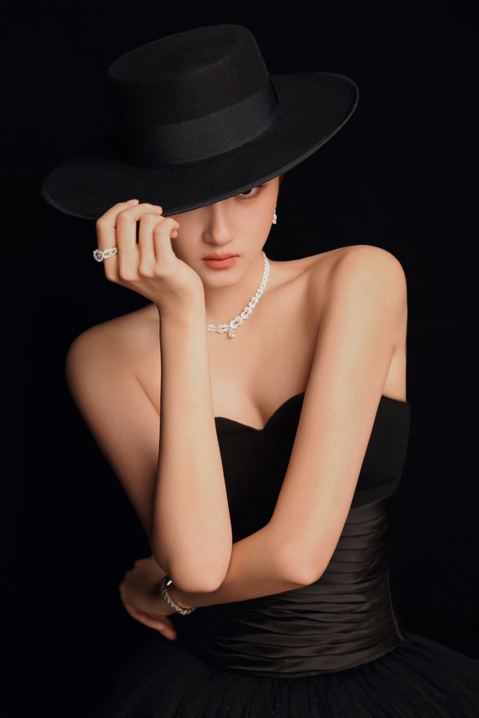 关晓彤复古女爵工作室开窍了？这几次的造型都很好看