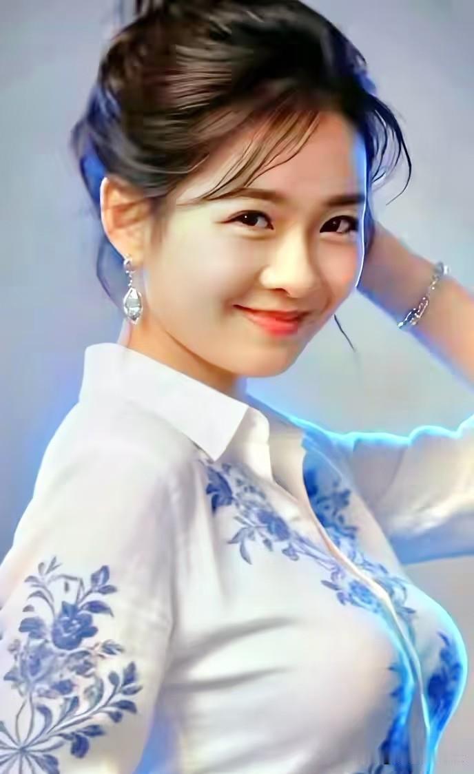 清平乐·青花衫
 
云鬟轻绾，衫染青蓝瓣。浅笑温柔眸似盏，一缕清和温婉。
素衣携