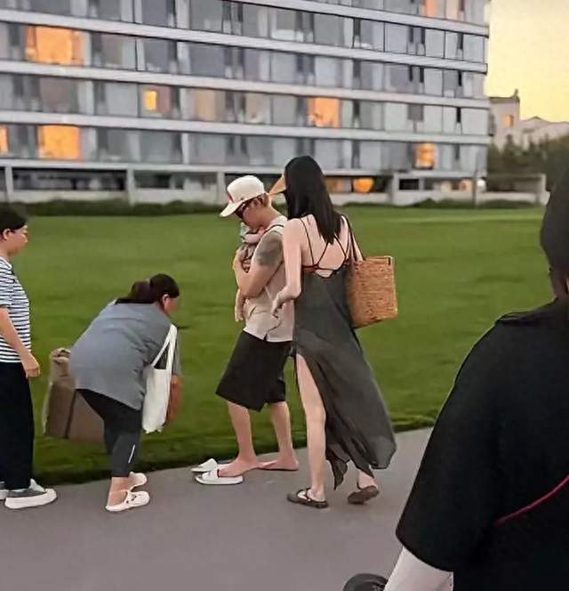 陈伟霆何穗一家三口同框，夫妻俩轮流抱娃，陈伟霆还给母子俩拍照