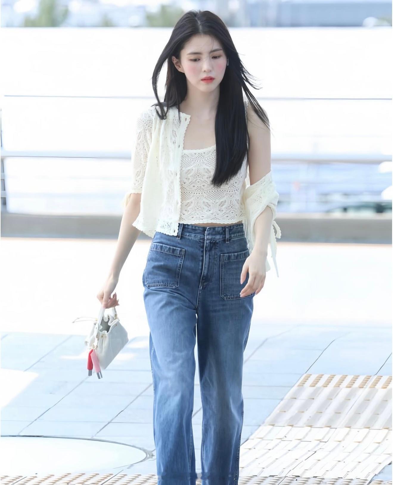 韩素希 韩素希 继续出发去参加雕活动依然是仁川机场穿的很韩式小清新呢 ​​​