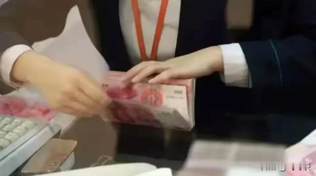 这事儿听起来确实让人觉得挺不可思议的。长沙有位张奶奶，老伴李大爷去世后，她从银行