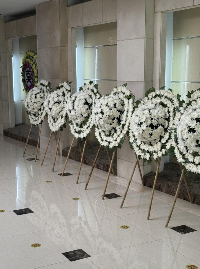 一位火葬场工作人员说：“人死后，一是要火化，二是火化后，不要领骨灰，让火葬厂处理