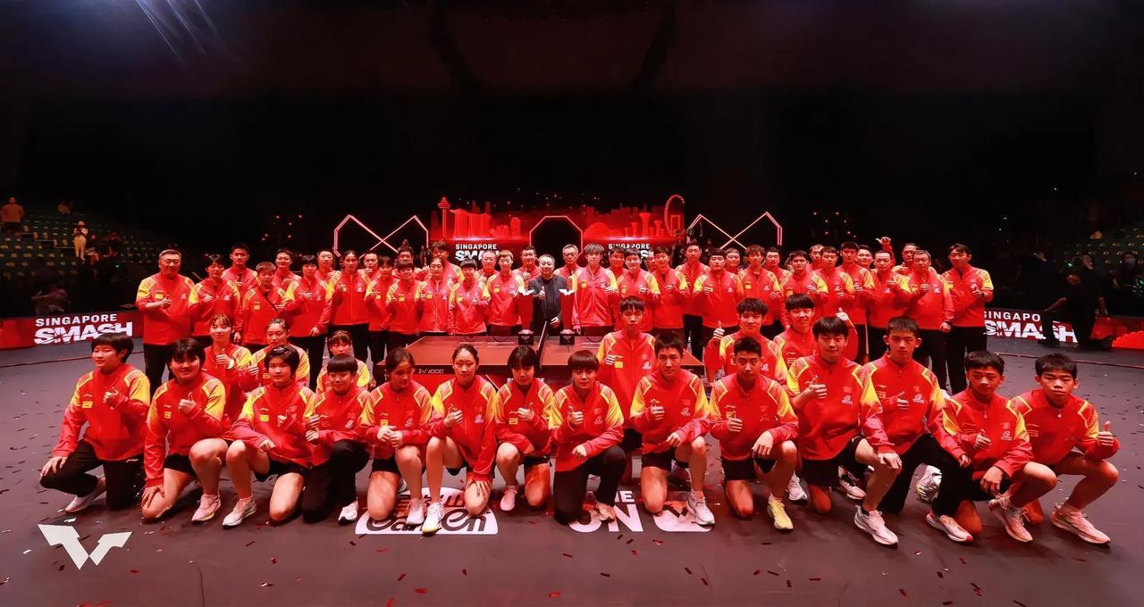 新加坡大满贯赛结束，国乒大合影！这个阵容真是强大！
想起阿鲁纳的只身一人参赛，国