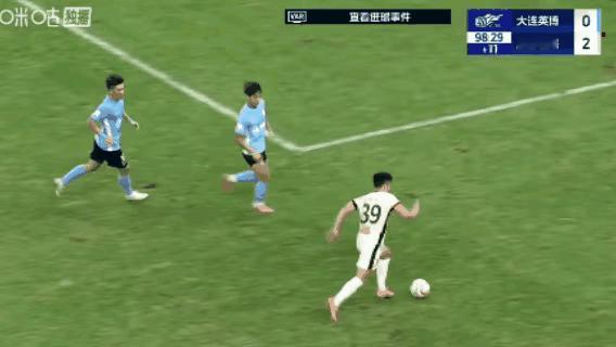 毛伟杰挨骂冤不冤？

中超第20轮，大连英博主场迎战成都蓉城，本场比赛伤停补时阶