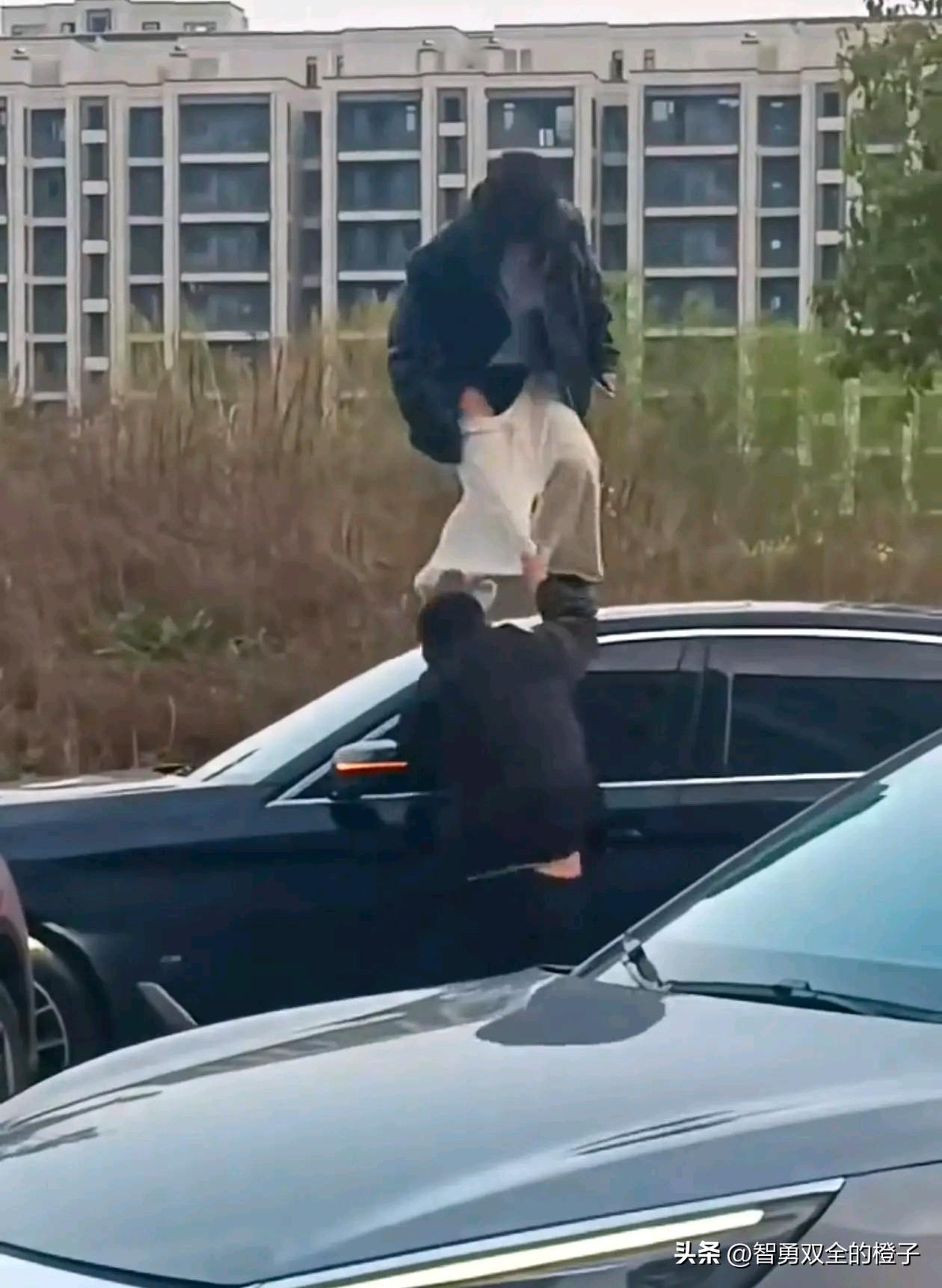 安徽宣城两车发生剐蹭！

这女司机是真虎，宝马男最后明显都上头了，她还敢站在车前