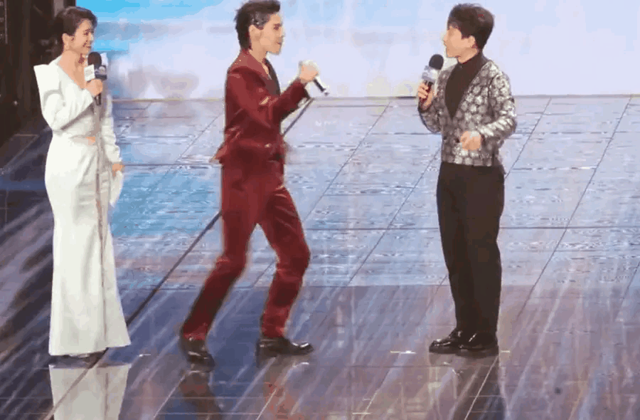 向佐向百克力道歉：对不起100遍！3月10日上海微短剧品质盛典，向佐身穿丝绒西装