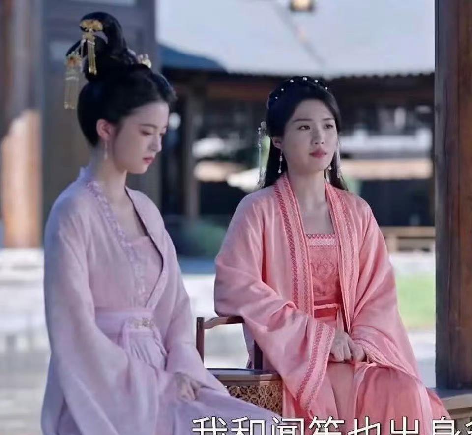 看这部剧时，我是真的恍惚和疑惑的🤔就是老是分不清楚谁是女主角…大家看看两张截图