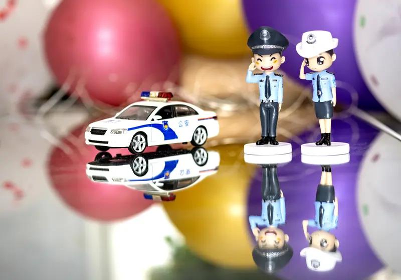 民警帮嫌疑人接娃 执法亦可柔情，这民警帮嫌疑人接娃的事儿太暖了。之前有个新闻，民