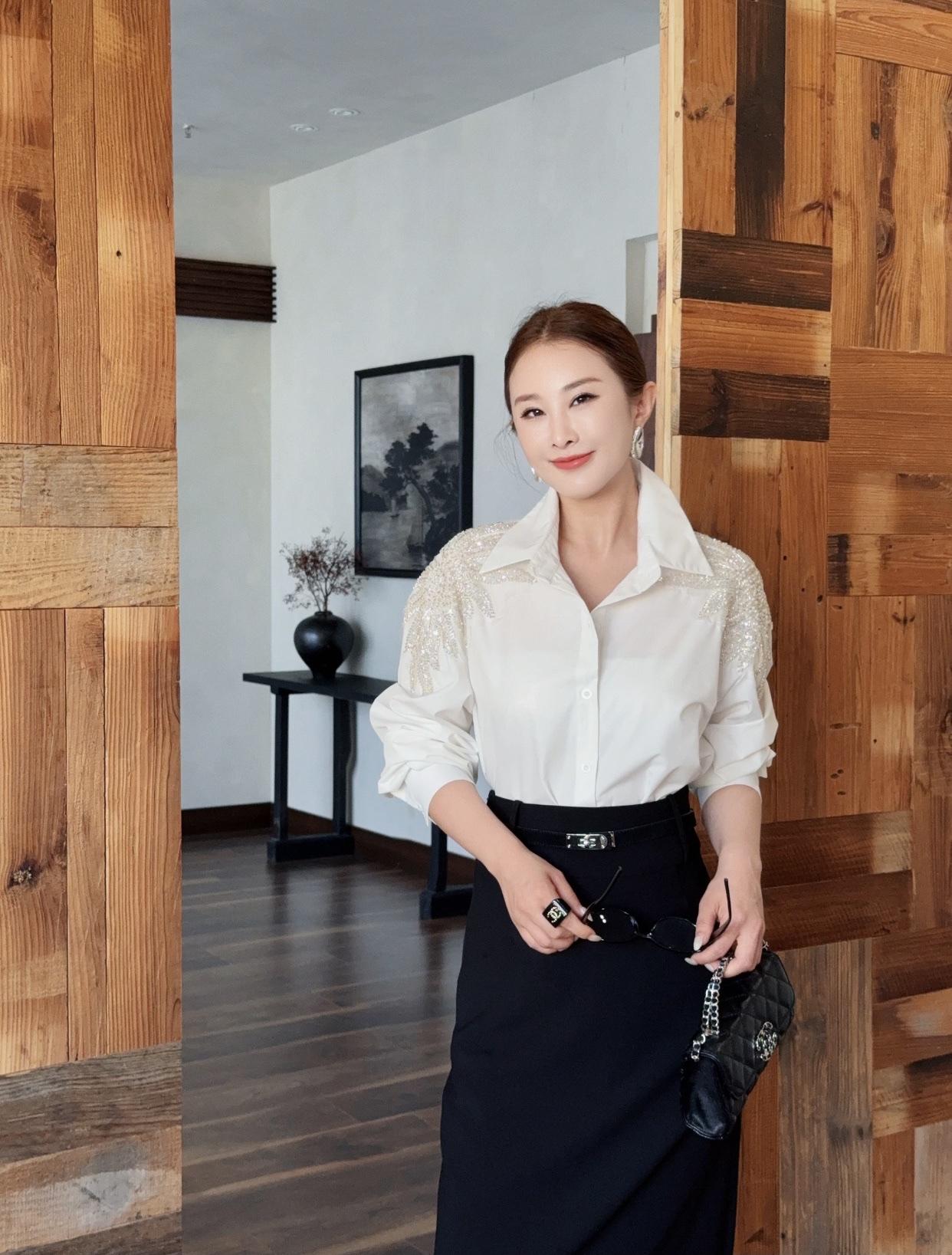 职场丽人如何搭配黑色半身裙白色衬衣搭黑色半身裙，简直是职场丽人的标配！经典的黑白