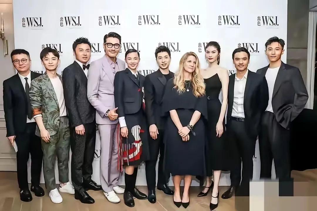 胡兵的身材没有比较，就没有展现，在这里一看，胡兵不愧为超模，身材太高大了！胡兵压