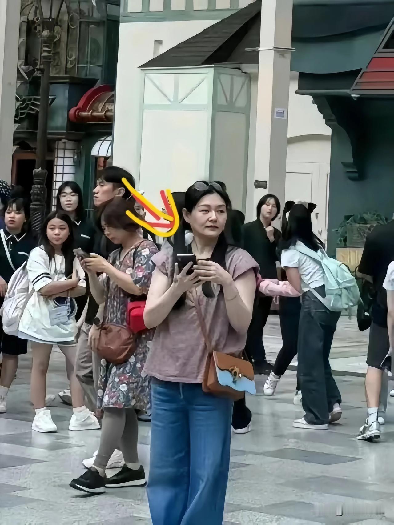 大S久违露面啦！这次她带着儿女前往韩国旅游，引发网友热议。她的新造型如何？让我们