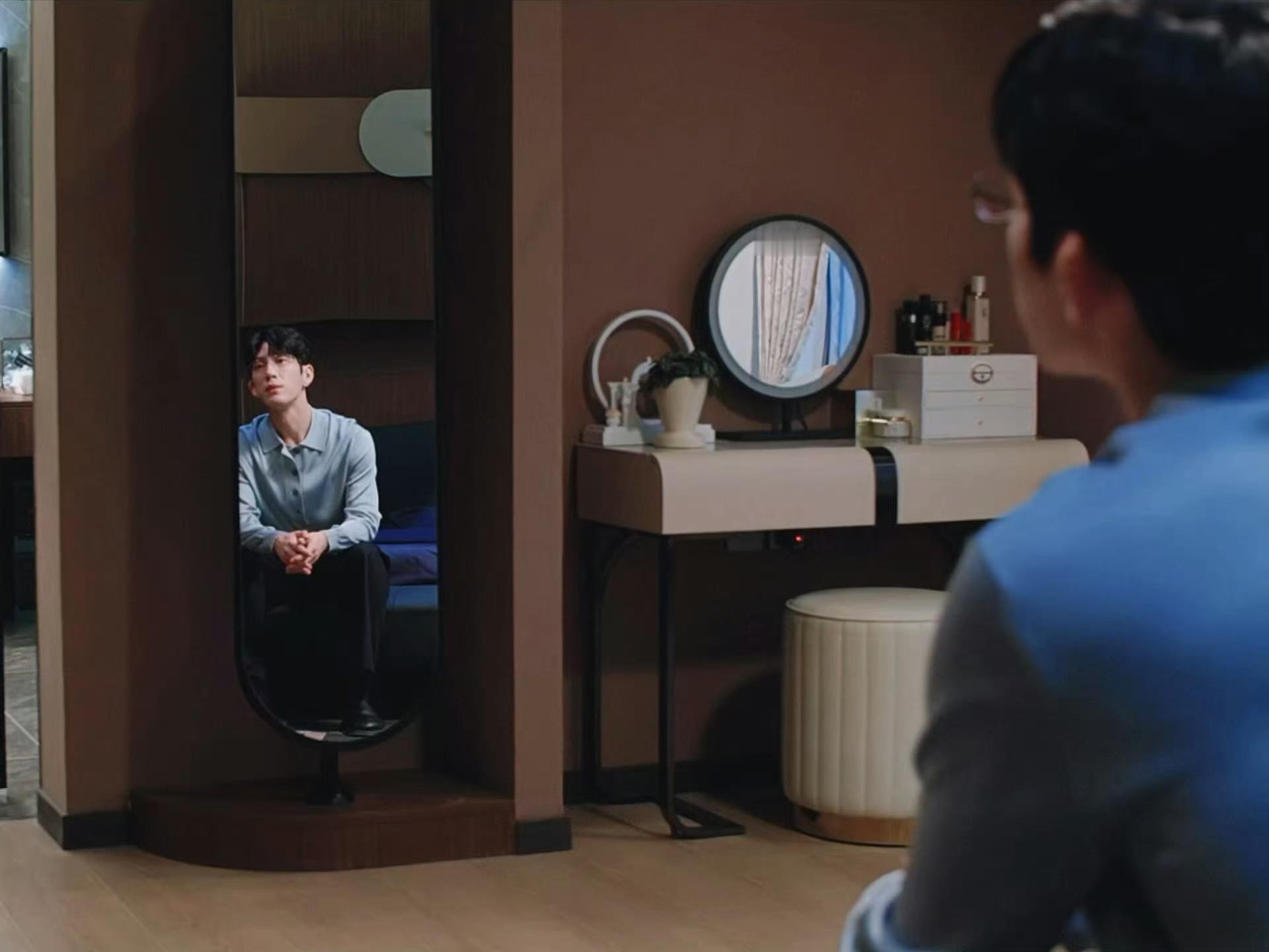 井柏然的权威我后知后觉 井柏然的身上有一种木调香式的迷人。不浓烈，不张扬，但靠近