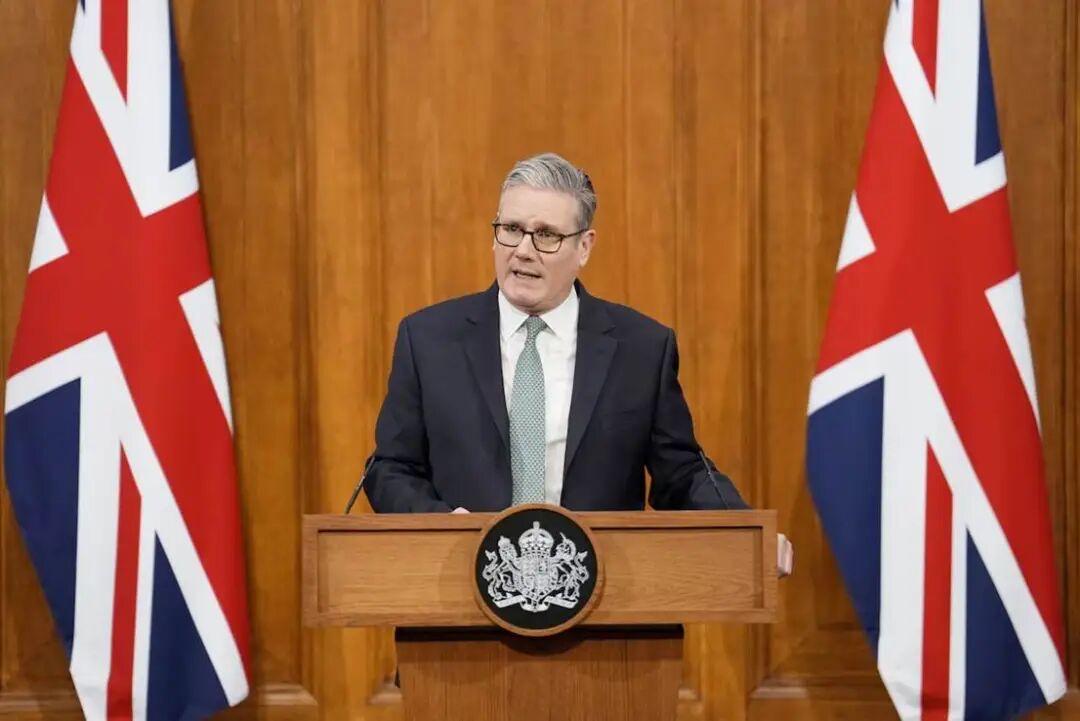 英国首相府周六表示，斯塔默与特朗普通了电话，讨论了结束伊朗冲突的努力。斯塔默对迄