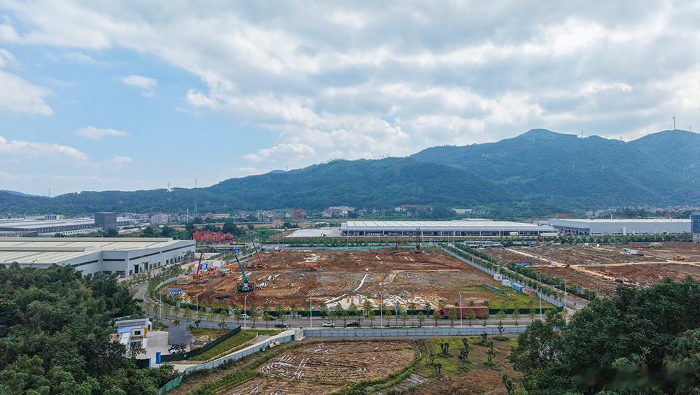 在闽侯县东南汽车城东台工业园区一处总建筑面积约3.2万平方米的工业厂房项目正全速