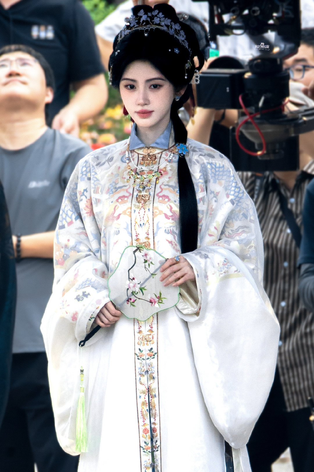 jjy鞠婧祎万花世界 jjy鞠婧祎苏绿夏 “玫瑰之所以是玫瑰，是风与光的眷顾，更