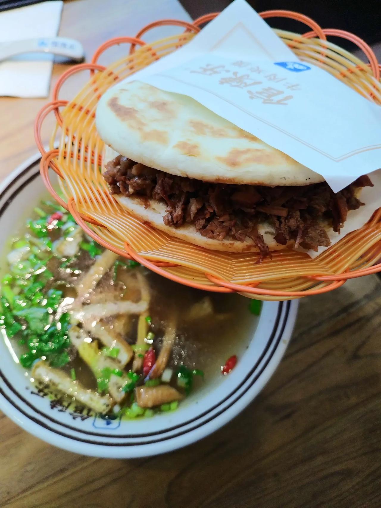 我感觉这才是我想吃的牛肉夹馍，开在五路口附近的这家牛肉夹馍店，用的牛肉是卤牛肉，