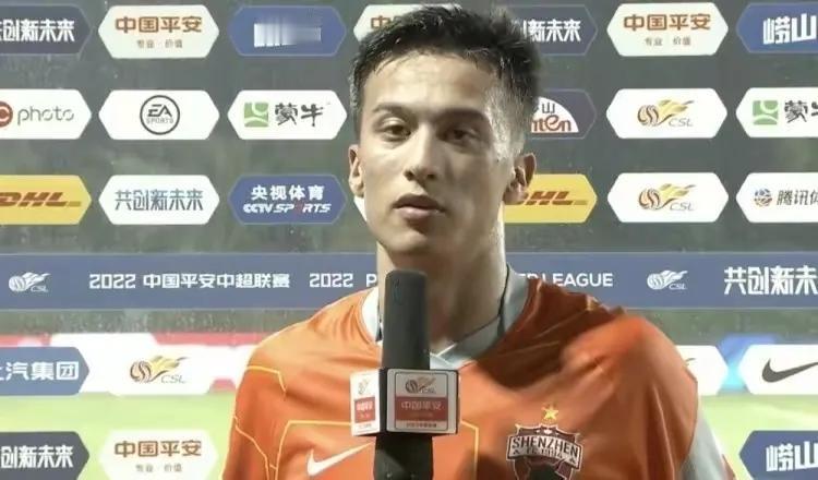 接受采访时，小夏说“我踢球有点像内马尔！”看这两次处理球，大家说说和内马尔有几分