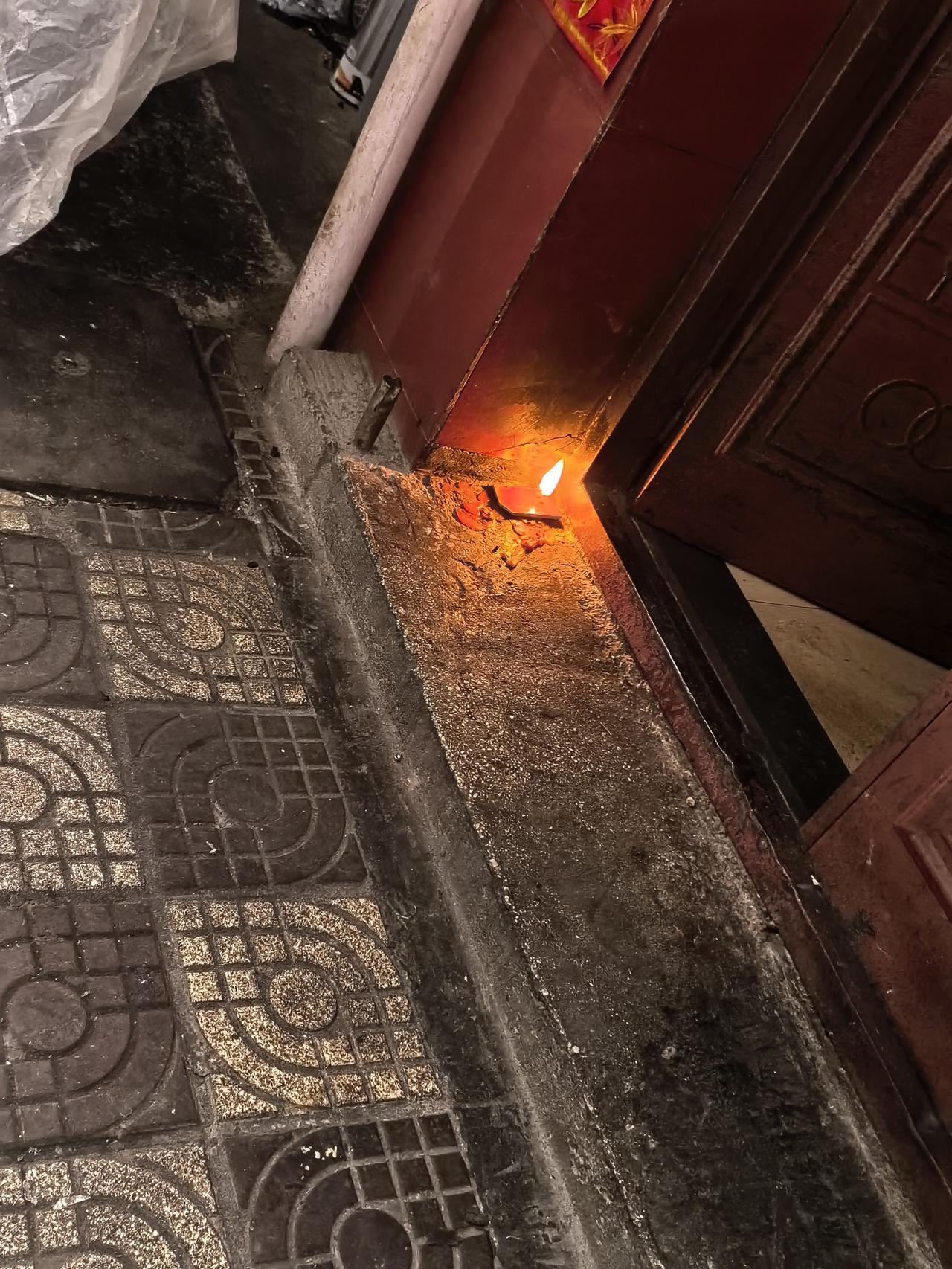 今天对个什么日子呢！，昆明这边的人们怎么都在门口点蜡烛和香之类的！