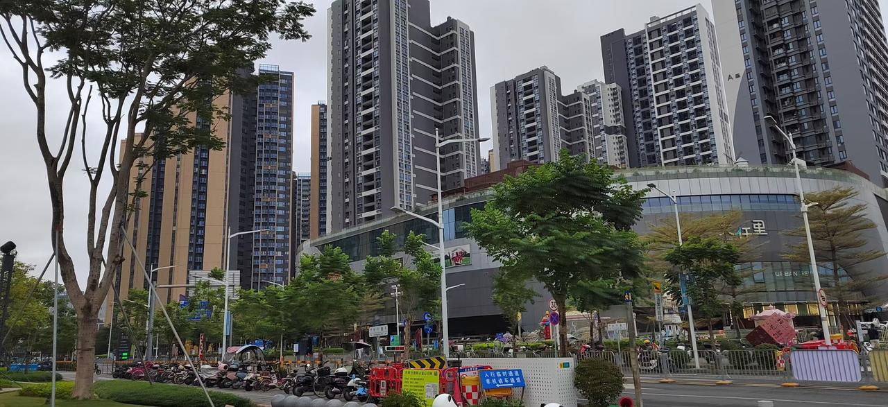光明在四五年间。建起了虹桥公园，科学公园，明湖公园，光明国际马术中心，光明城高铁