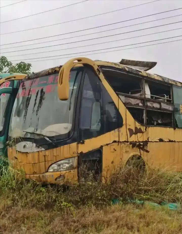 中国为什么要全面禁止卧铺大巴车？因为一旦出事，基本上惨烈到无人生还，而大巴车要想