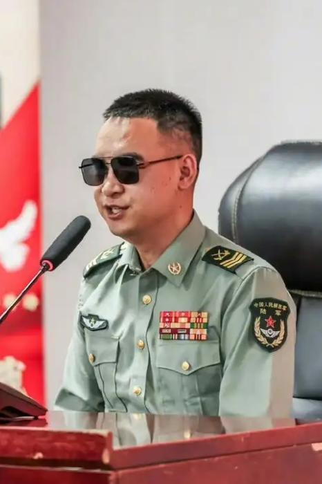 有人问，为什么杜富国失去双手双眼，还能留在部队？答案很简单：是部队需要他！你以为