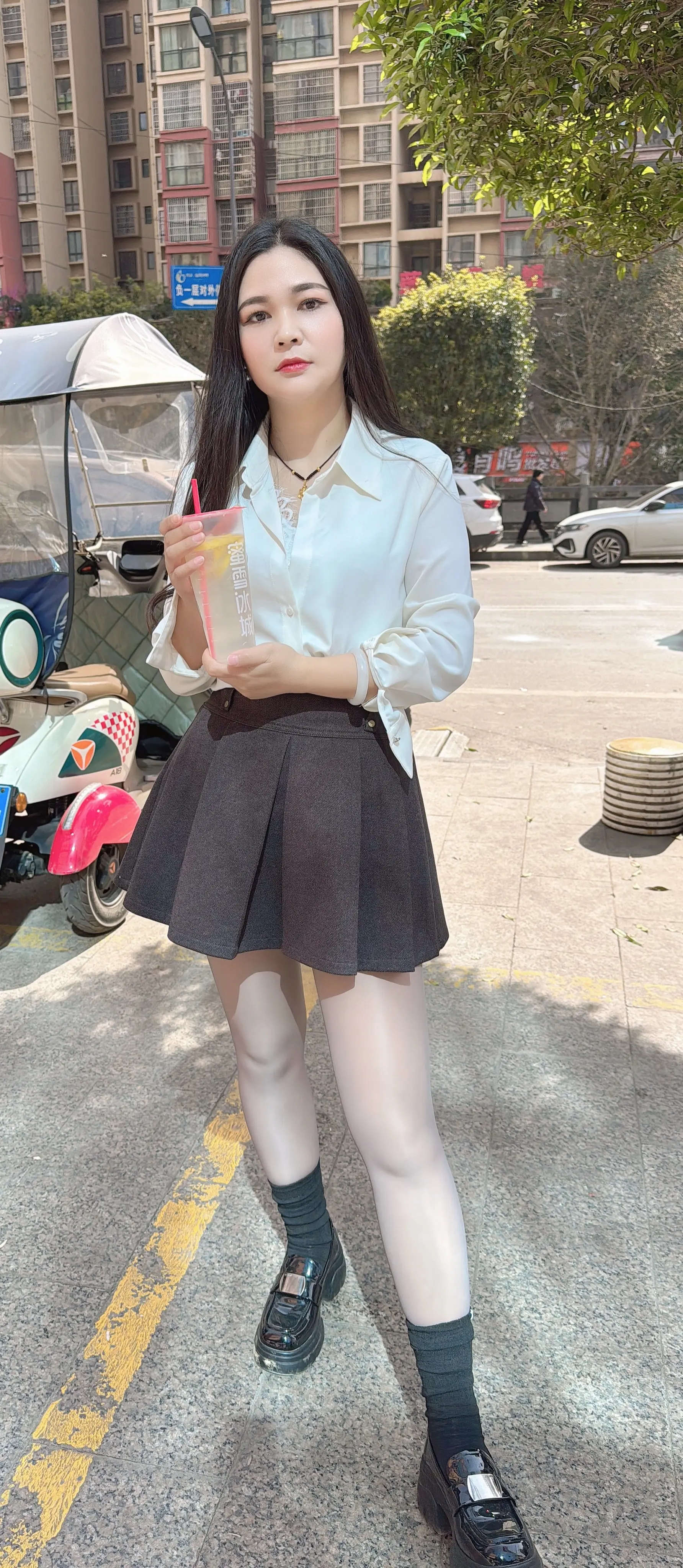 白色衬衫搭配短裙