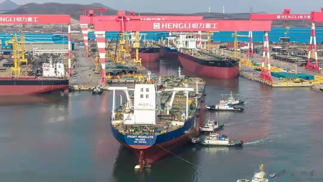 1月4日，大连长兴岛恒力重工产业园1号船坞上演了超震撼一幕：4艘30.6万吨超大