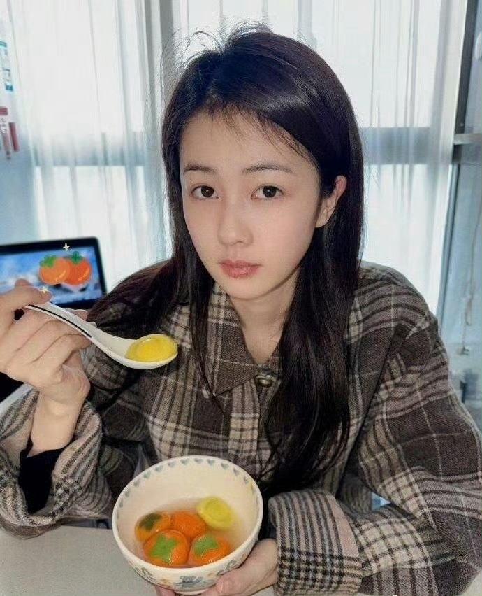 白鹿穿着姥姥衣服来录节目 这是今年的跑男节目吗？怎么没印象 ​​​