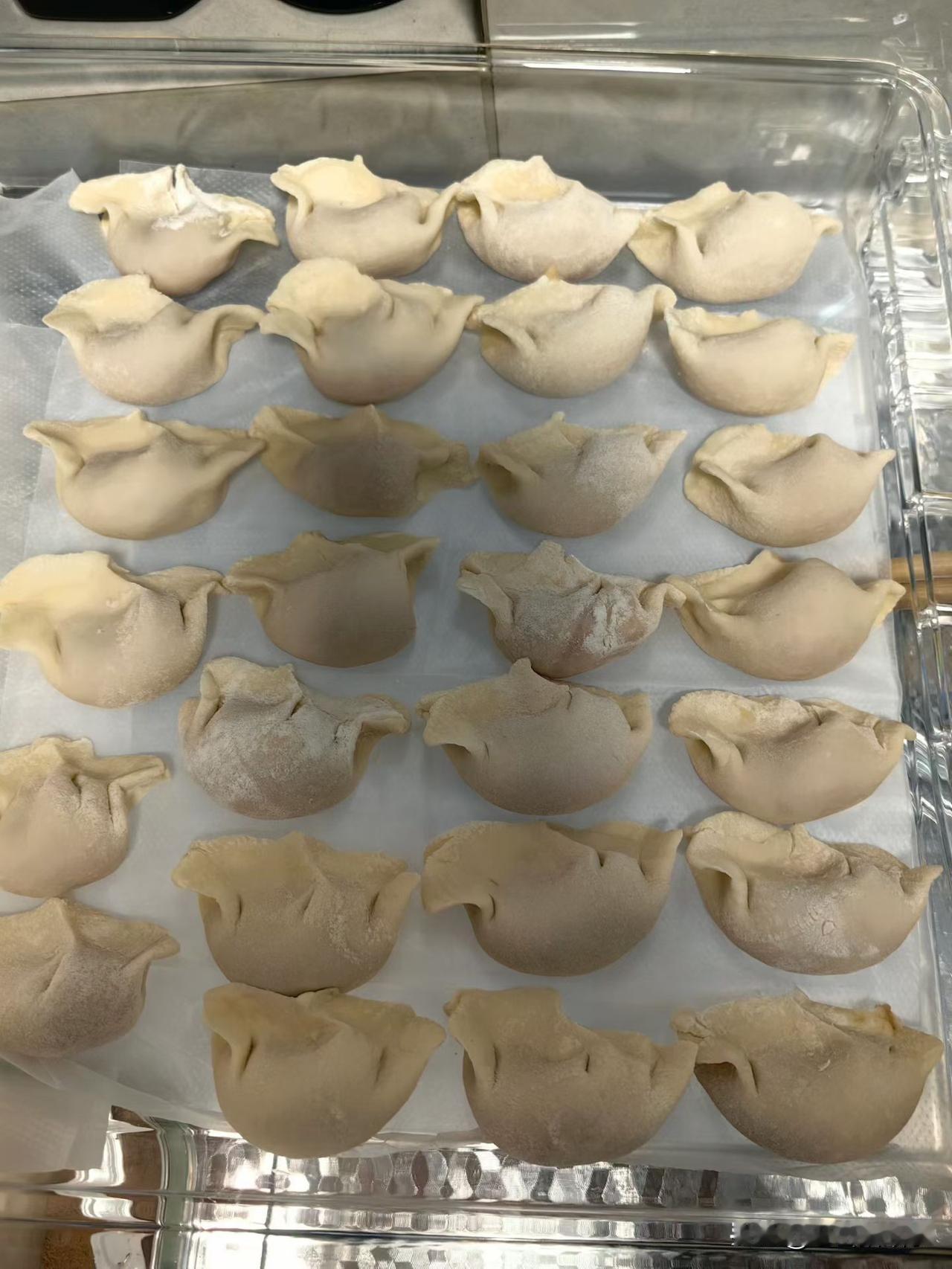 今日冬至，中国有冬至即小年的说法，民间更有:“冬至不吃饺子会冻掉耳朵”的说法，所