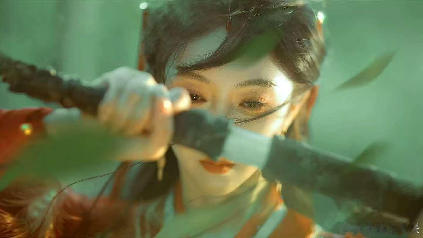  宣璐武侠女主具象化宣璐武侠小说女主走进现实 竹林为幕，宣璐红衣斗笠，宛如划破静