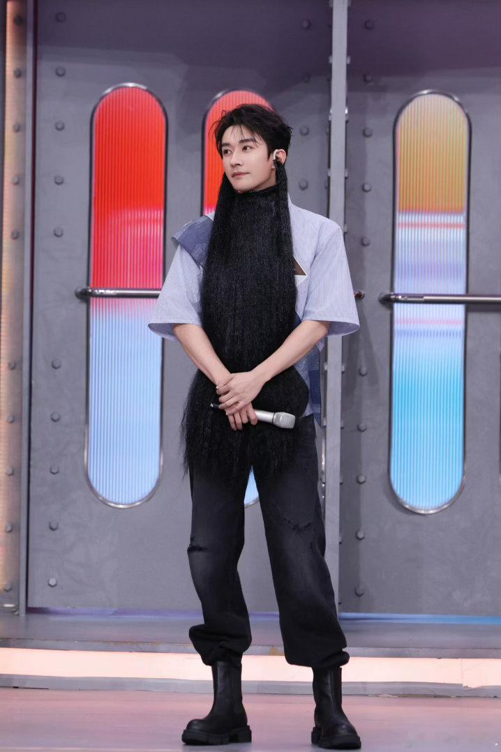 谭松韵刘学义李梦沈月好六团建谭松韵的锁骨可以养鱼了好六街欢乐团建上线！谭松韵斜肩