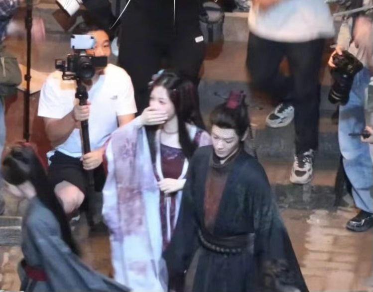 虞书欣、侯明昊《念相思》首个路透同框照了，热闹了这么久，戏还是要好好演的呀。 