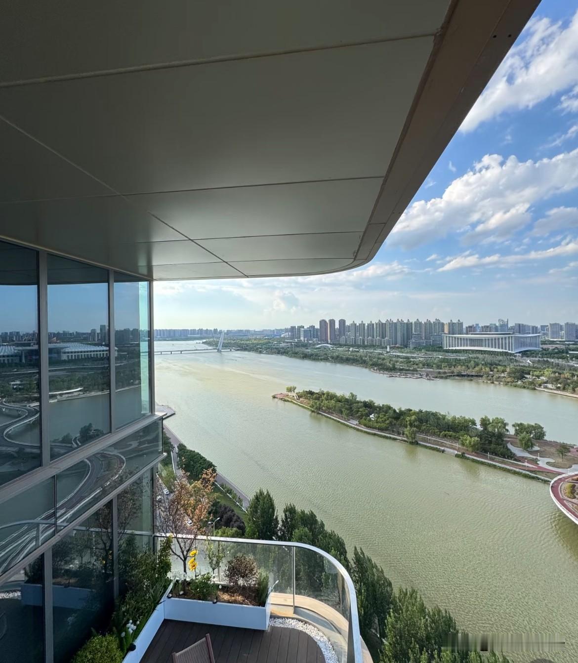 西安浐灞灞河边目前形成新的豪宅

汇聚地，灞柳西路的自然界河山

面积161.1