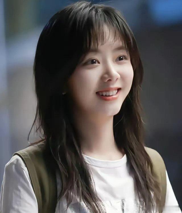我最喜欢的女人之一。谭松韵白色吊带内衣好美呀，清纯甜美迷人至极，诱惑力拉满！到底