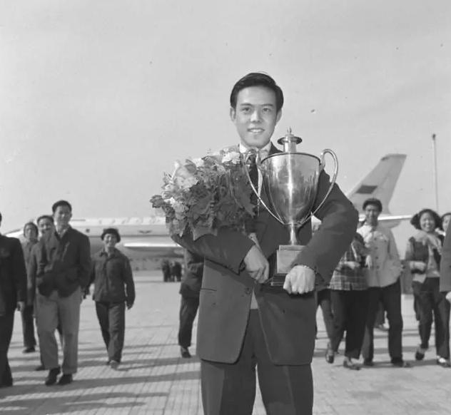 1968年6月21日早上，中国第一个世界冠军容国团，在一棵树上上吊死后被人发现，