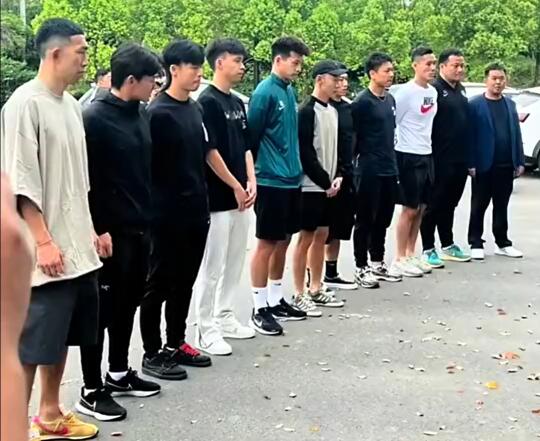王钰栋等球员来到俱乐部，鞠躬哀悼布彭扎