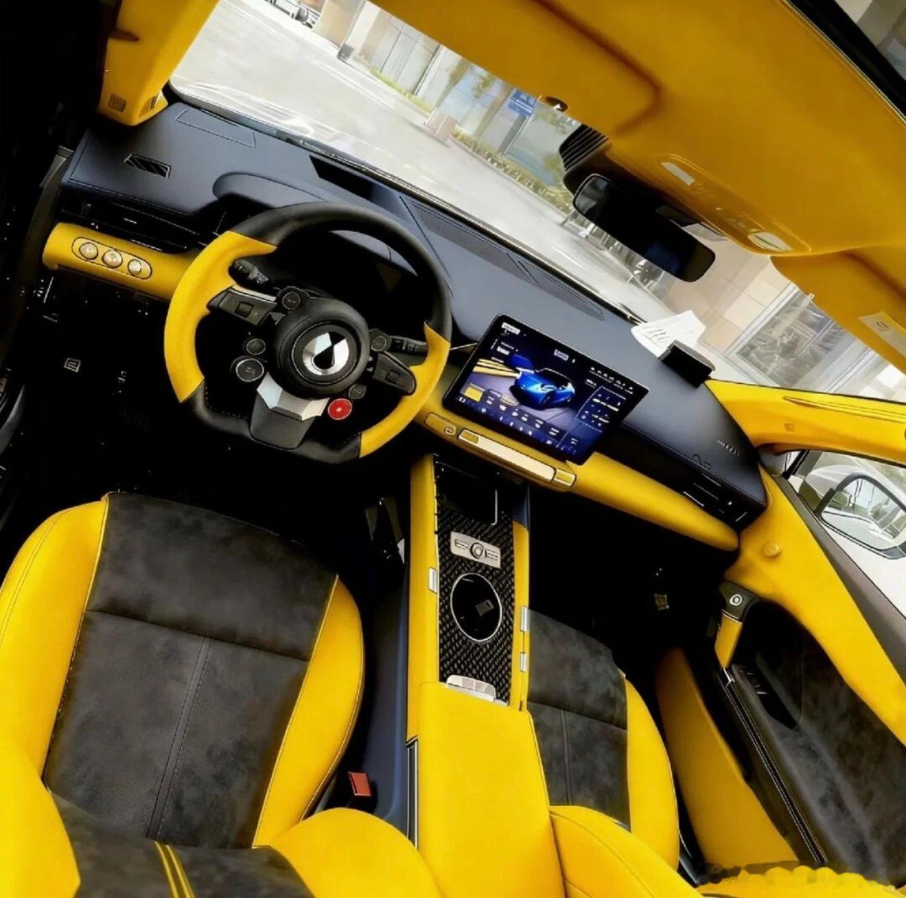 疑似腾势 Z 跑车的内饰～竞速的元素挺多的 —— 碳纤维、翻毛皮、boost 按