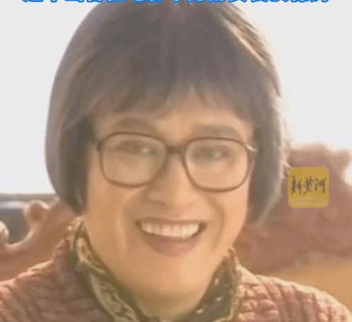 赵本山女儿球球（赵珈萱）直播晒利落新短发，蓬松发顶+微翘发尾意外撞脸父亲，被网友