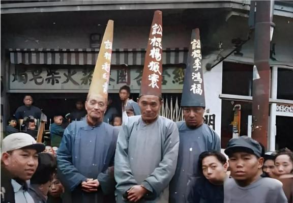 一九四九年十一月，上海的三名“讼棍”被戴上高帽子示众。看他们那不以为然的样子，殊