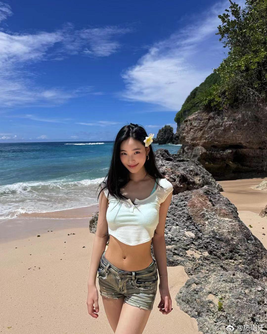 小S二女儿Lily17岁身材，天生丽质真的好漂亮。 