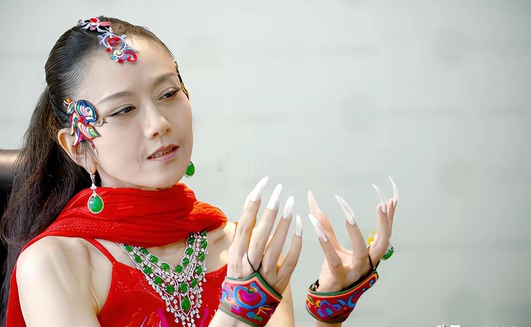知道杨丽萍的指甲很长的没想到这么长她每天洗漱，吃饭宝贝方便咋办感觉这样的指甲生活