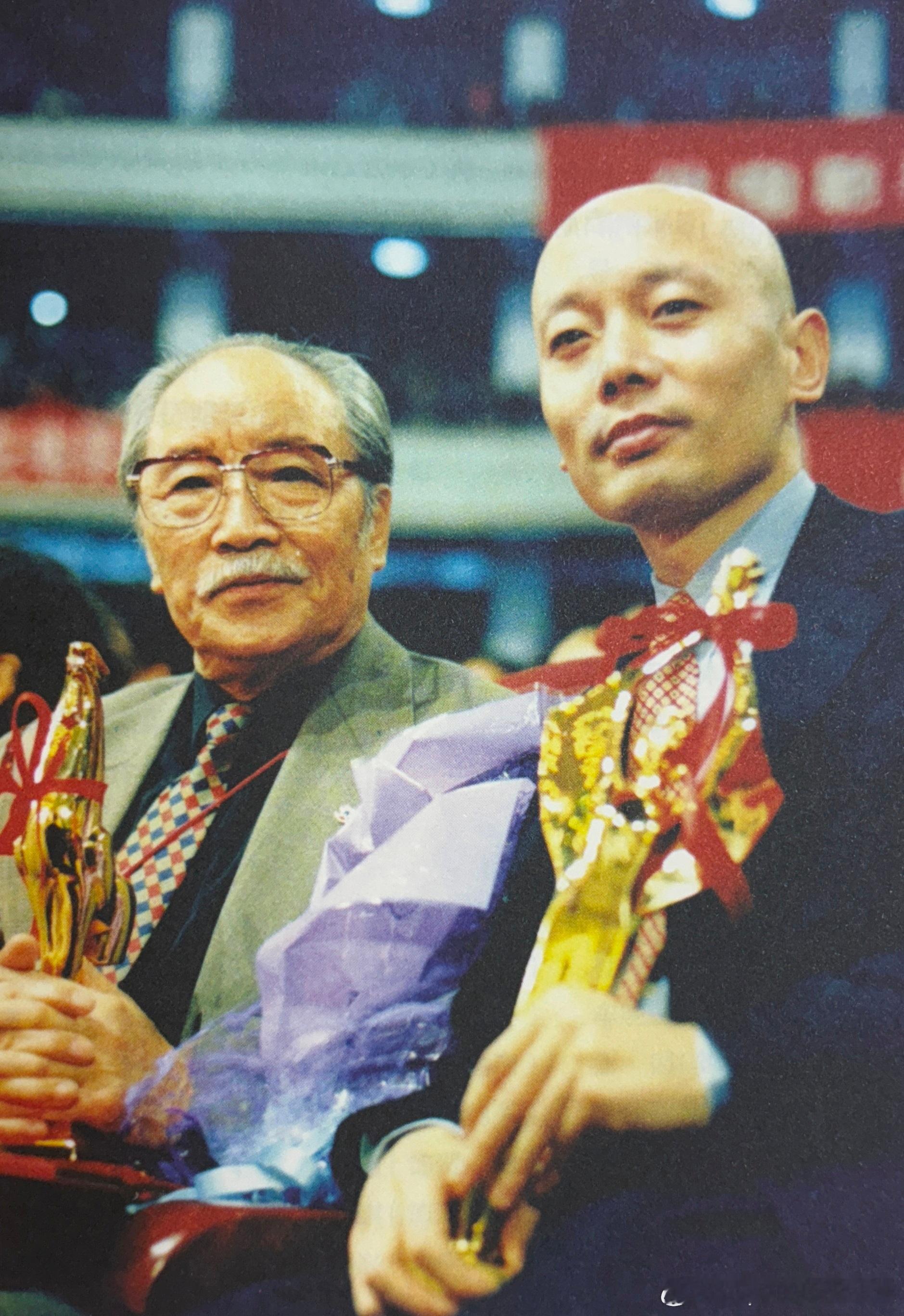 1998年10月15日第21届大众电影百花奖葛优获得最佳男主角奖，他的父亲葛存壮