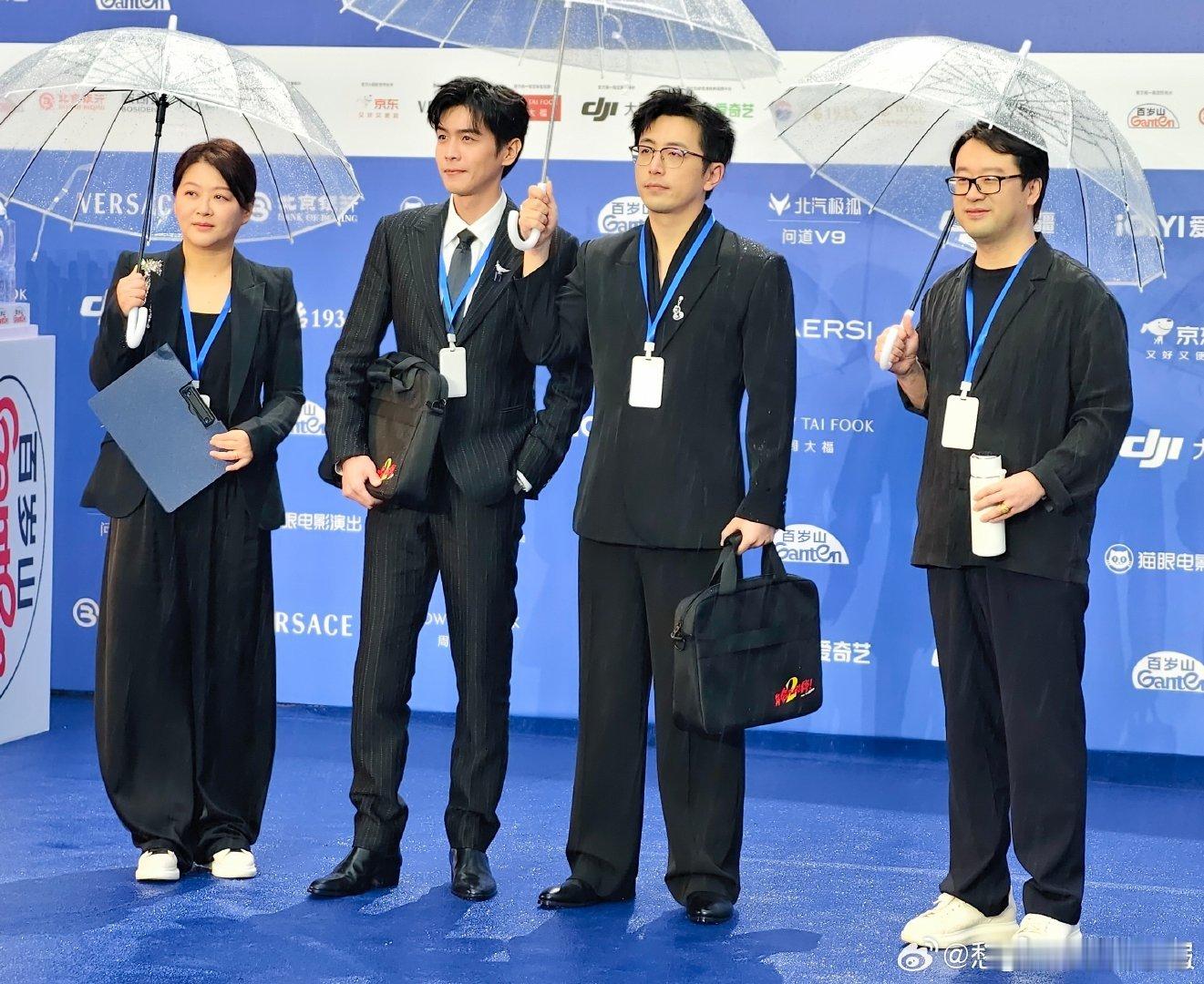 白客给张若昀打伞 白客、张若昀一起走红毯，好优越的两张脸！北京国际电影节北影节红