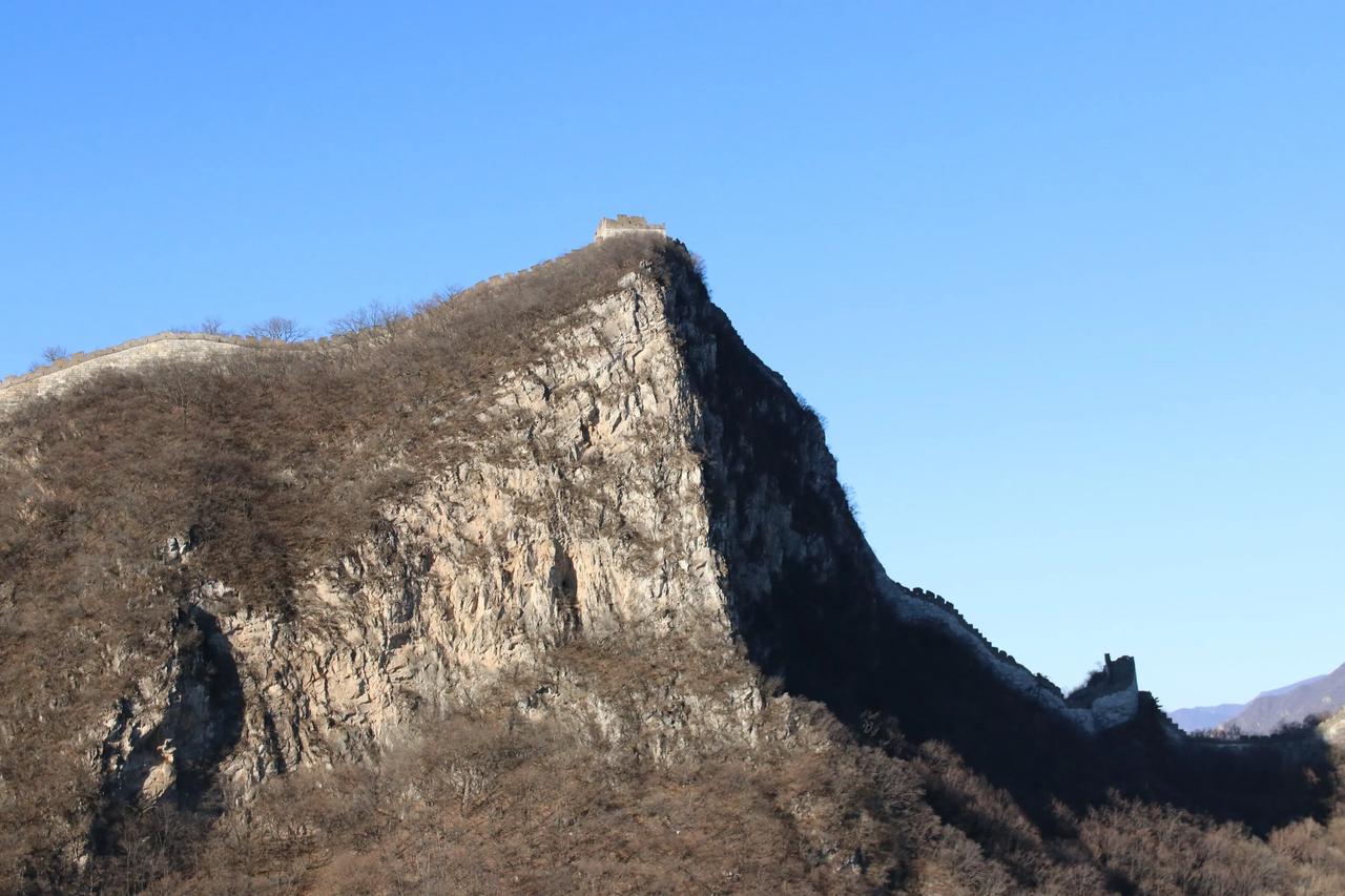 鹰飞倒仰长城
此段墙体位于雁栖镇西栅子村西南，自小火焰山东南角起，山势陡峭急转而