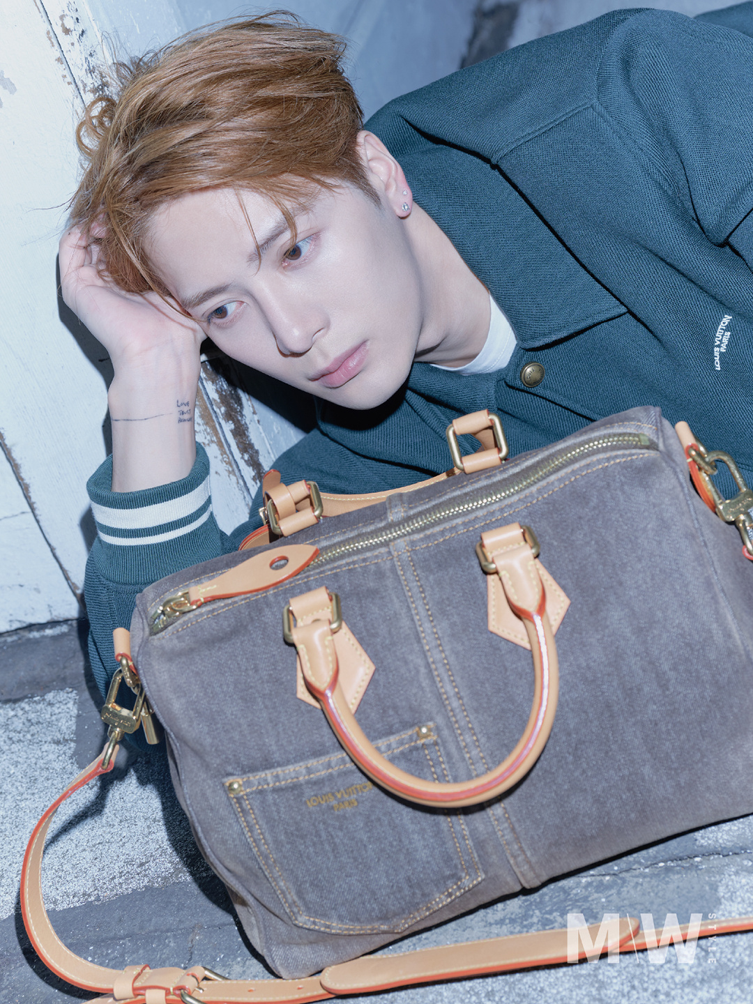 王嘉尔登上《M/W STYLE》2026年春夏刊封面，LV MAN继全球广告之后