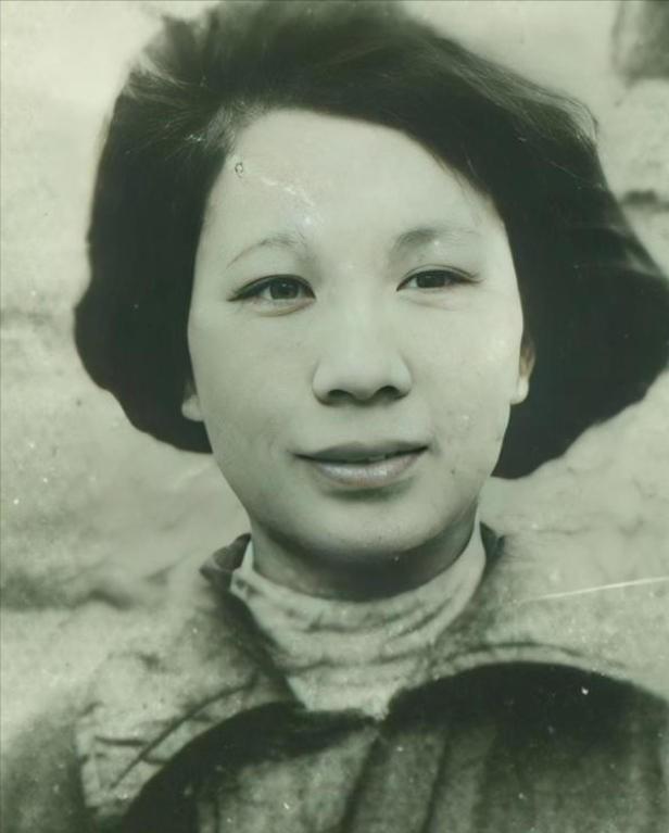 [微风]1949年，渣滓洞大屠杀中，盛国玉在枪响前倒地装死，不久，特务进来补枪，